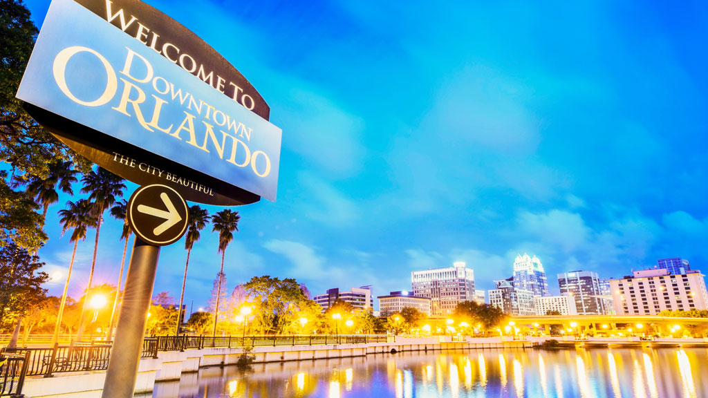 Skyline Orlando Floride avec lac et palmiers pour investissement immobilier